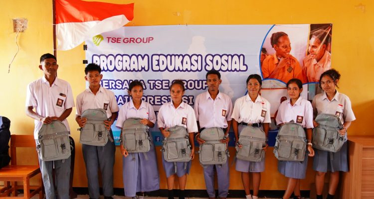 Siswa-siswi SMKN 4 Boven Digoel mendapatkan tas di sela-sela kegiatan yang diselenggarakan TSE Group – Surya Papua/IST