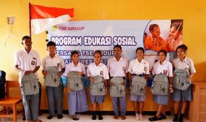 Siswa-siswi SMKN 4 Boven Digoel mendapatkan tas di sela-sela kegiatan yang diselenggarakan TSE Group – Surya Papua/IST