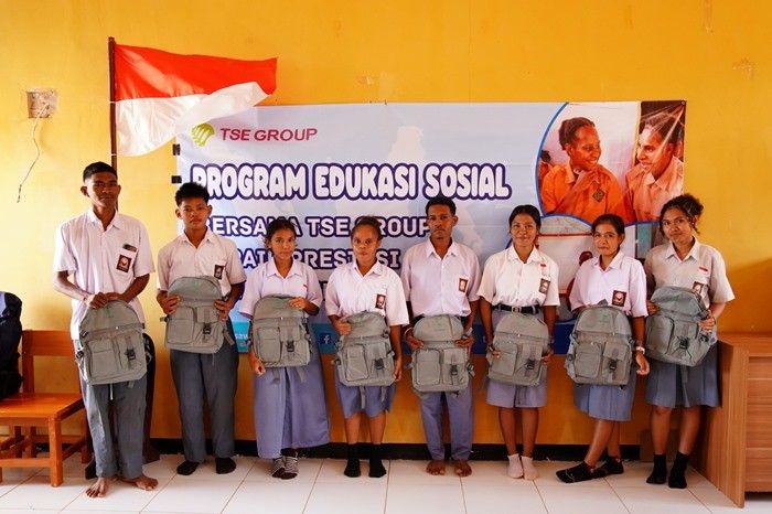 Siswa-siswi SMKN 4 Boven Digoel mendapatkan tas di sela-sela kegiatan yang diselenggarakan TSE Group – Surya Papua/IST