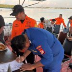 Penandatanganan di atas kapal sekaligus menandakan operasi pencarian korban ABK kapal dihentikan – Surya Papua/IST