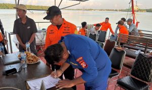 henti 2 Penandatanganan di atas kapal sekaligus menandakan operasi pencarian korban ABK kapal dihentikan – Surya Papua/IST