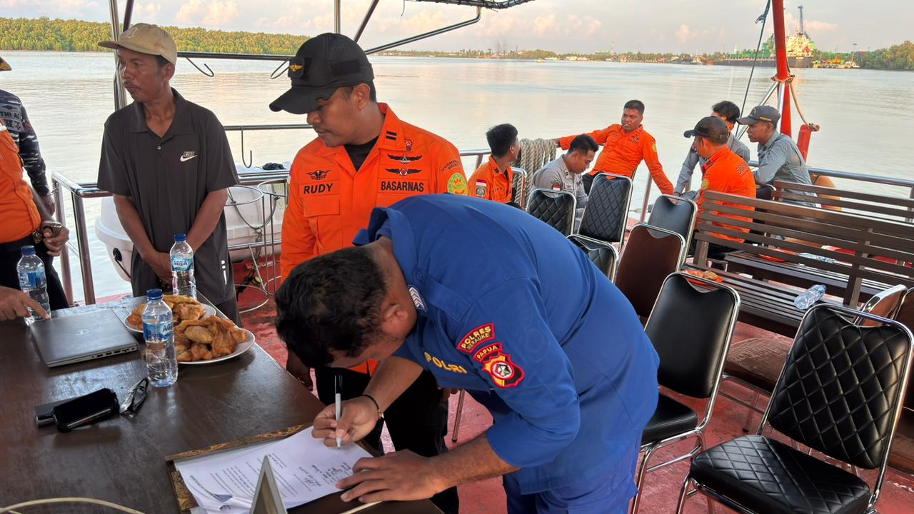Penandatanganan di atas kapal sekaligus menandakan operasi pencarian korban ABK kapal dihentikan – Surya Papua/IST