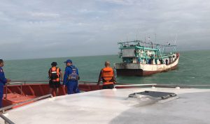Kapal yang mengangkut para korban selamat maupun meninggal saat tiba di Pelabuhan Kumbe – Surya Papua/IST