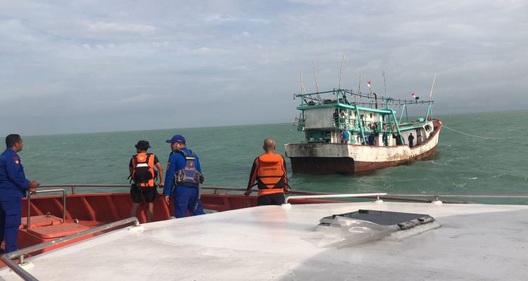 Kapal yang mengangkut para korban selamat maupun meninggal saat tiba di Pelabuhan Kumbe – Surya Papua/IST