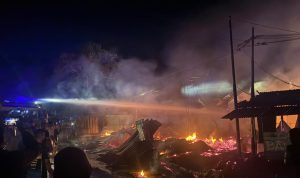 Kebakaran warung makan dan rumah yang terjadi di Jalan Seringgu, Kabupaten Merauke semalam – Surya Papua/IST