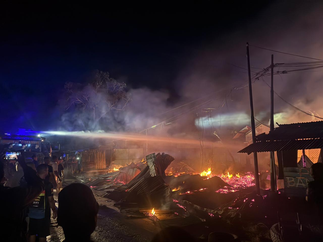 Kebakaran warung makan dan rumah yang terjadi di Jalan Seringgu, Kabupaten Merauke semalam – Surya Papua/IST