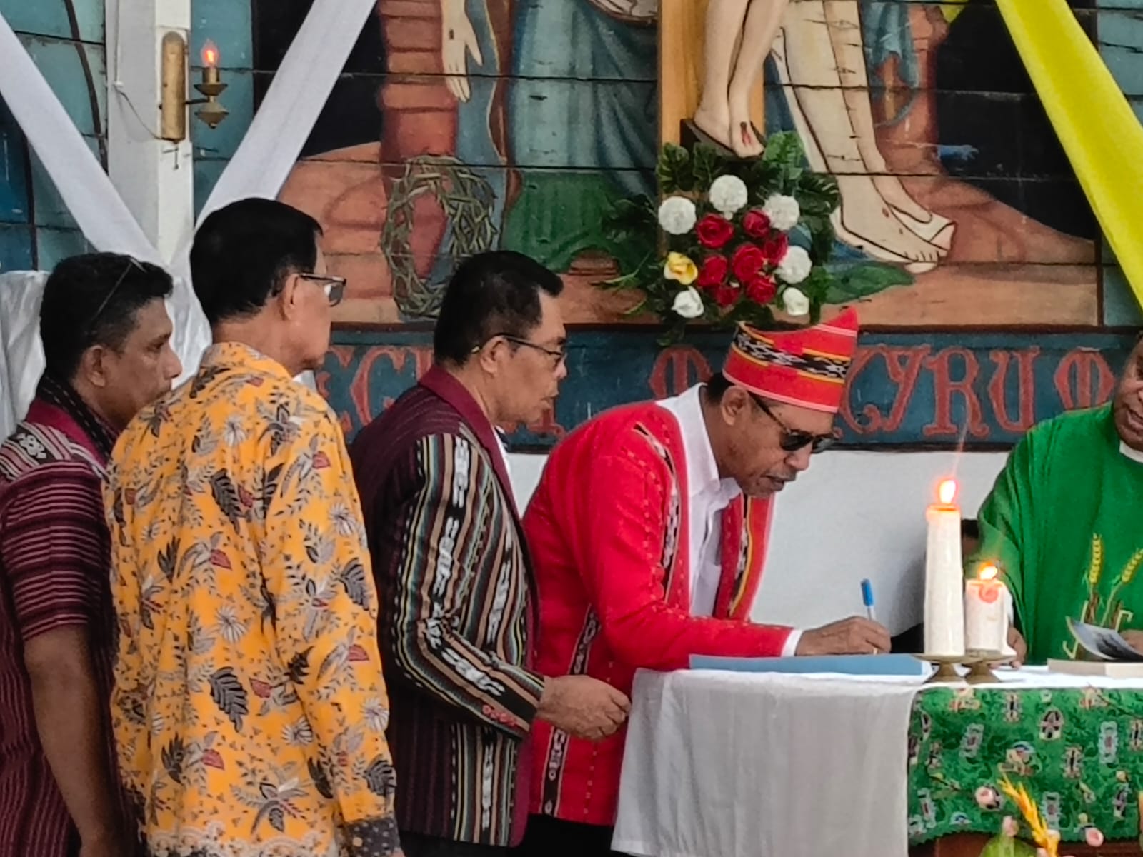 Ketua Himpunan Keluarga Tanimbar (HKT) Kabupaten Merauke, Theo Fatruan sedang menandatangani SK kepengurusan IKM – Surya Papua/IST