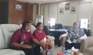 leu 1 Wabup Merauke, Fauzun Nihayah sedang dialog bersama Lukas Leu Apelabi yang didampingi isterinya – Surya Papua/Frans Kobun