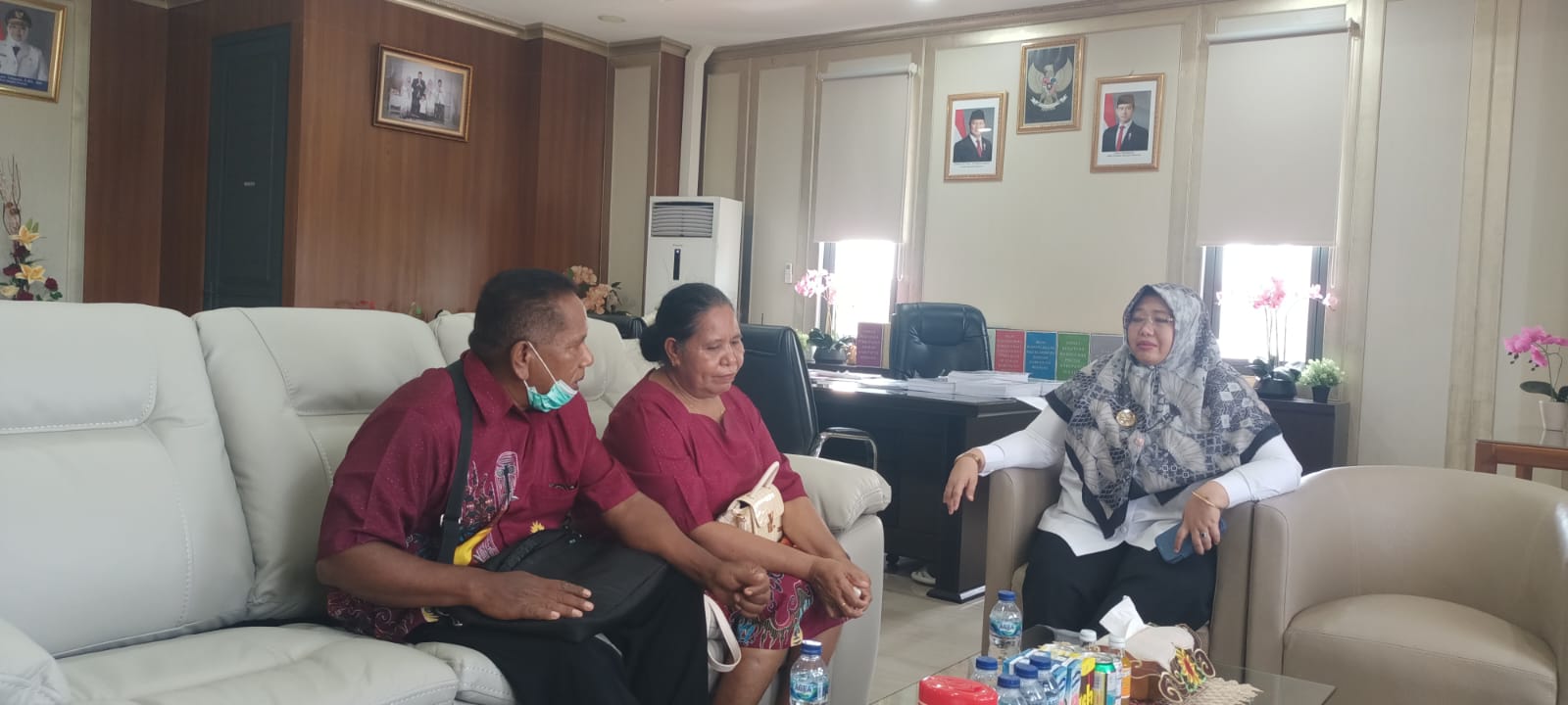Wabup Merauke, Fauzun Nihayah sedang dialog bersama Lukas Leu Apelabi yang didampingi isterinya – Surya Papua/Frans Kobun