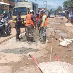 Beberapa pekerja sedang memperbaiki ruas jalan Gak, Kelurahan Bambu Pemali yang mengalami kerusakan – Surya Papua/Frans Kobun