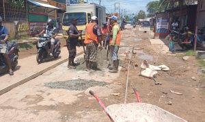 Beberapa pekerja sedang memperbaiki ruas jalan Gak, Kelurahan Bambu Pemali yang mengalami kerusakan – Surya Papua/Frans Kobun