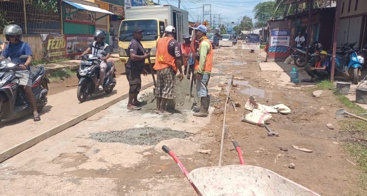 Beberapa pekerja sedang memperbaiki ruas jalan Gak, Kelurahan Bambu Pemali yang mengalami kerusakan – Surya Papua/Frans Kobun