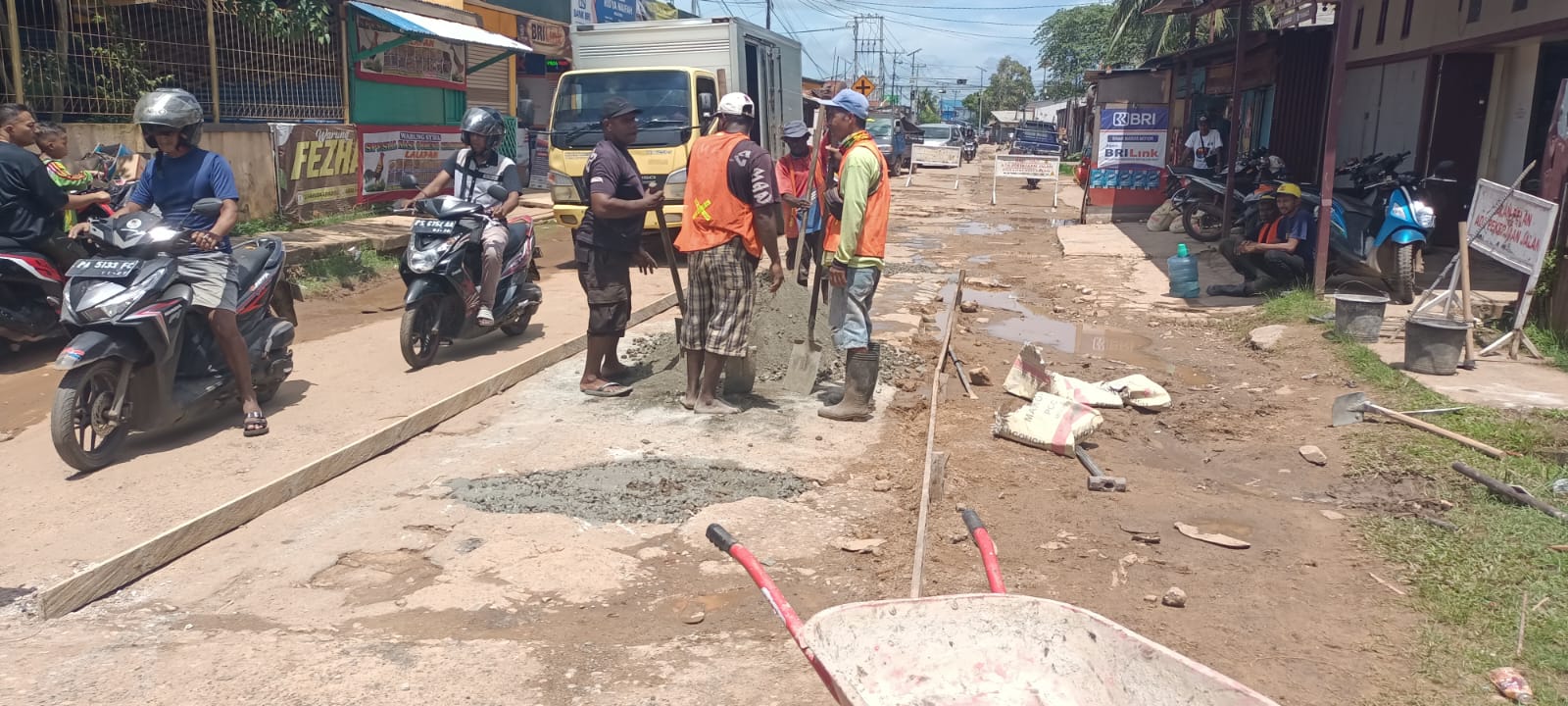 Beberapa pekerja sedang memperbaiki ruas jalan Gak, Kelurahan Bambu Pemali yang mengalami kerusakan – Surya Papua/Frans Kobun