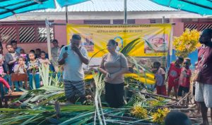 Lukas Leu Apekabi bersama isternya saat ditutupi atribut adat Malind di Kampung Wayau – Surya Papua/IST