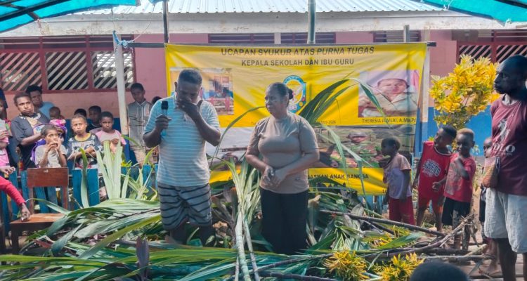 Lukas Leu Apekabi bersama isternya saat ditutupi atribut adat Malind di Kampung Wayau – Surya Papua/IST