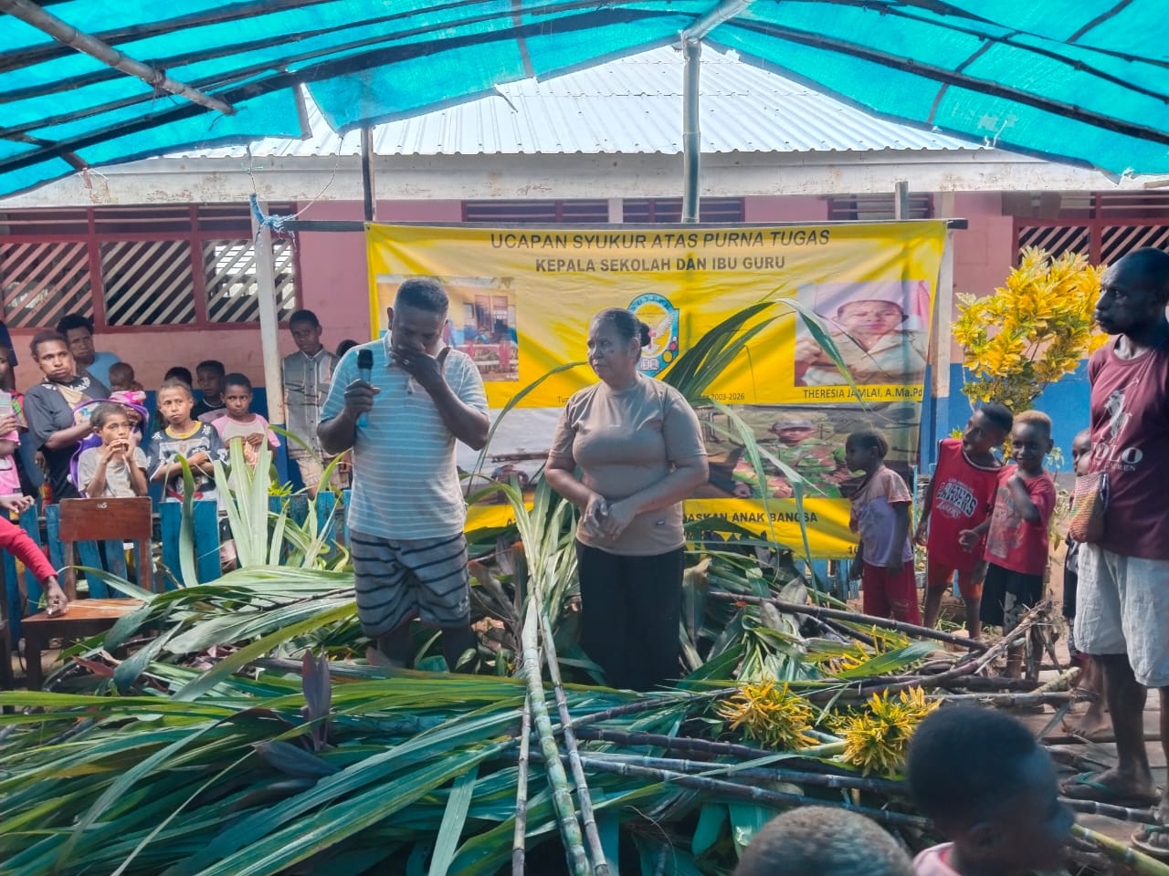Lukas Leu Apekabi bersama isternya saat ditutupi atribut adat Malind di Kampung Wayau – Surya Papua/IST