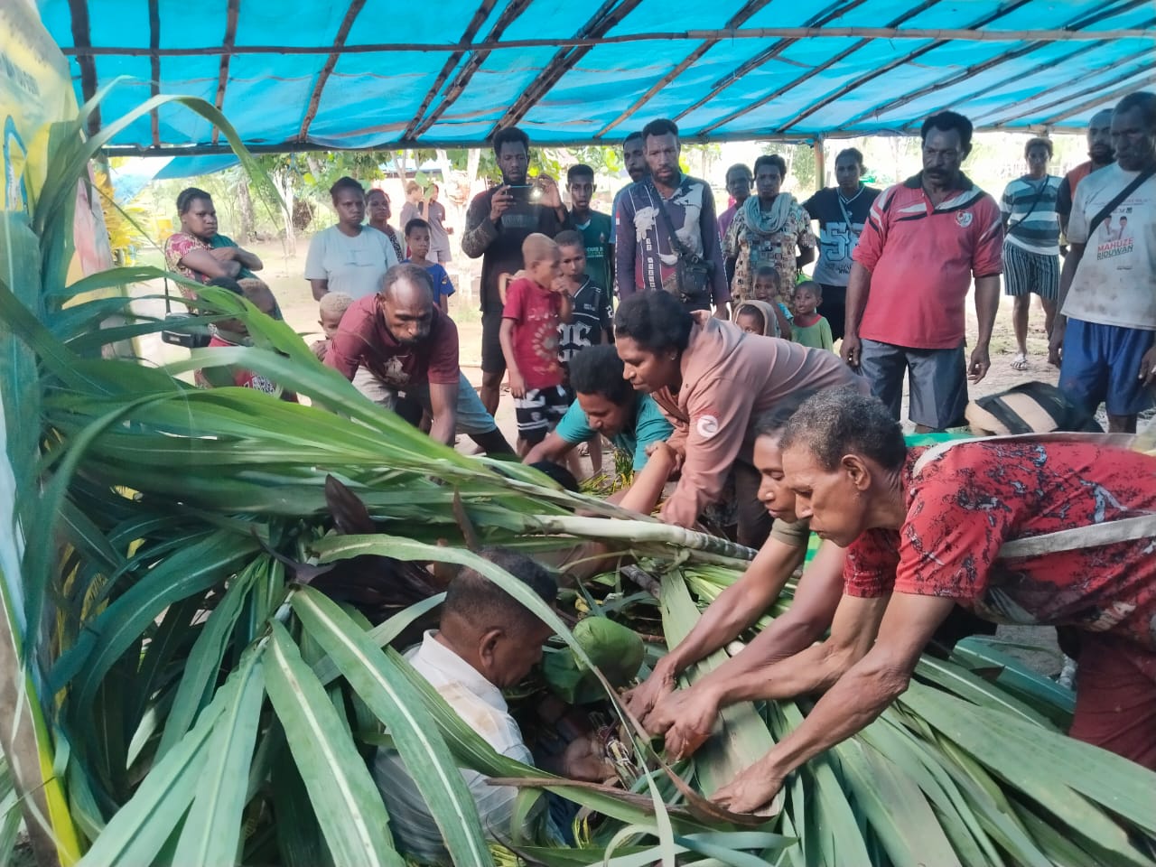 Masyarakat Malind sedang menyiapkan atribut adat sekaligus melepas Lukas Leu Apelabi – Surya Papua/IST