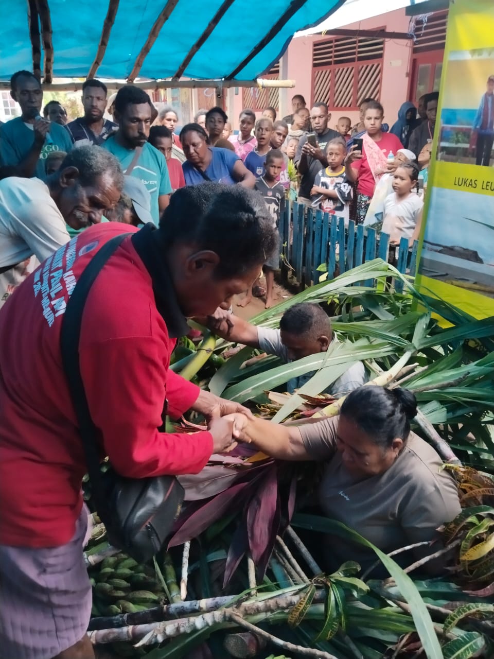 Lukas Leu bersama isterinya usai riyual adat masyarakat Malindi Kampung Wayau – Surya Papua/IST
