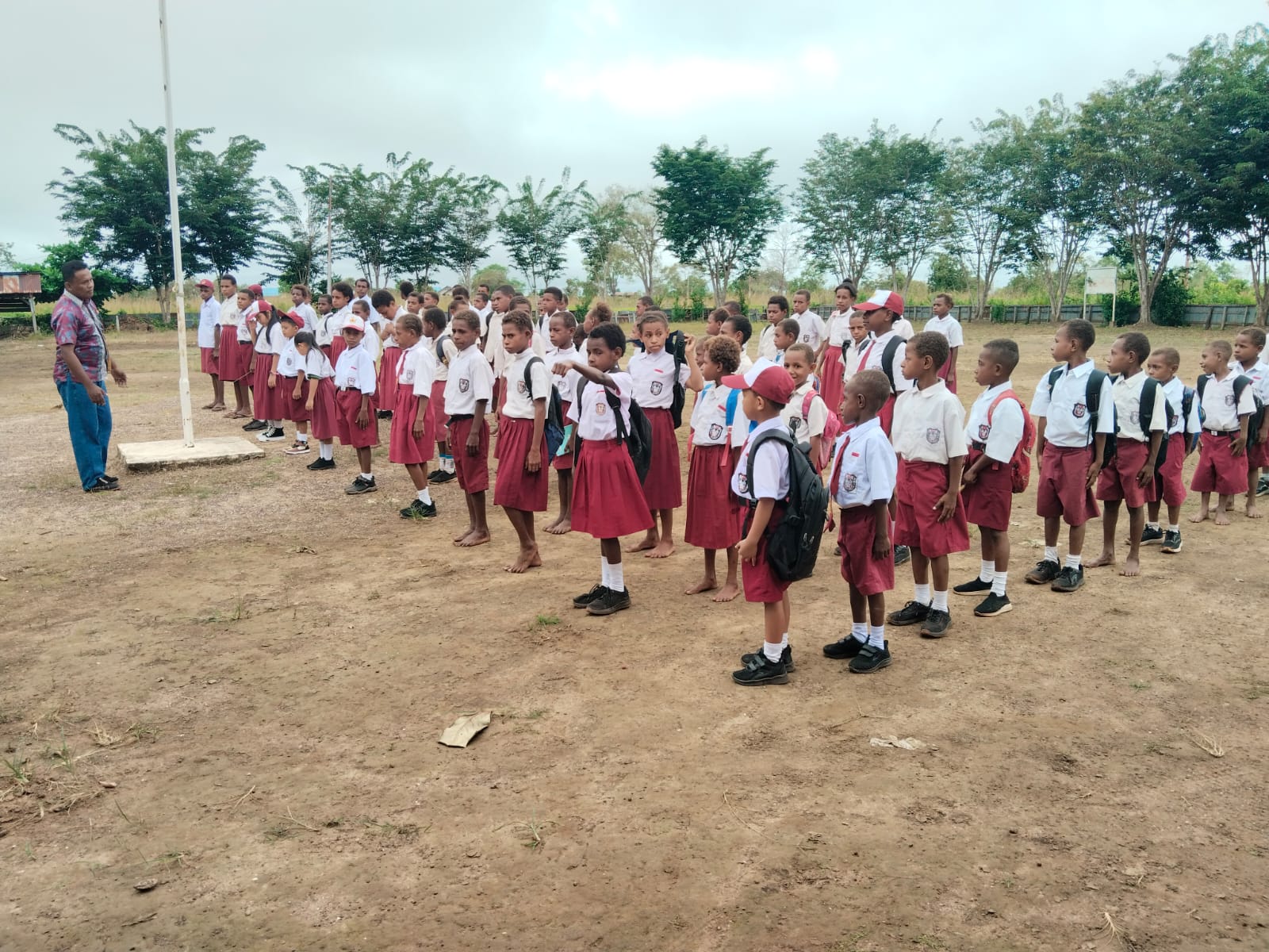 Lukas Leu Apelabi saat bersama anak-didiknya di SD YPPK Wayau – Surya Papua/IST