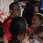 Mama Elisabeth Ndiwaen saat sedang menangis dihadapan Ketua Umum PGI – Surya Papua/IST