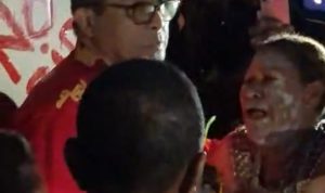nangis 1 Mama Elisabeth Ndiwaen saat sedang menangis dihadapan Ketua Umum PGI – Surya Papua/IST