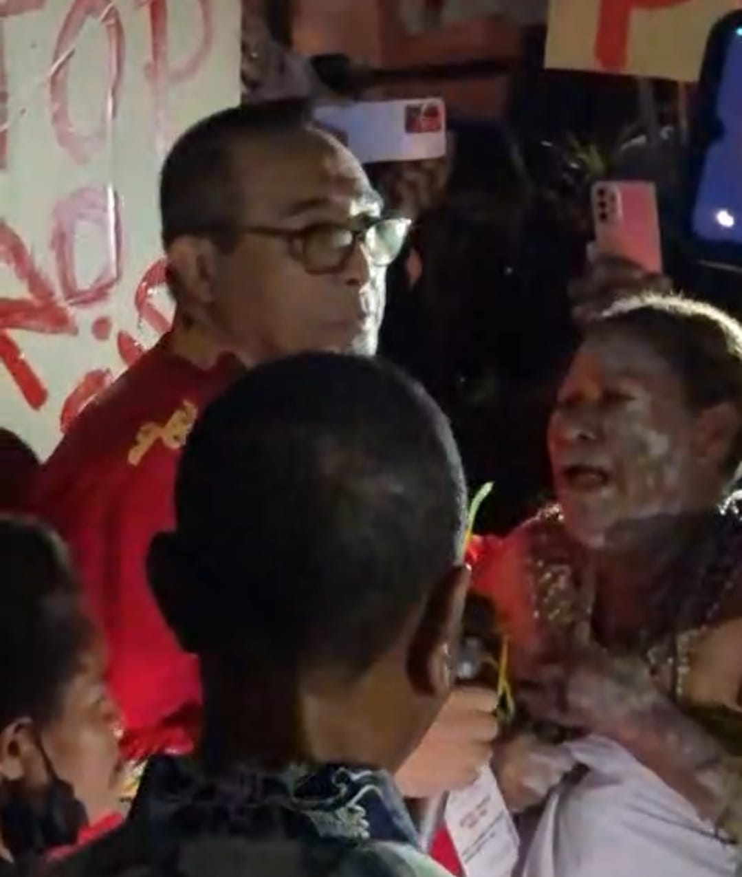 Mama Elisabeth Ndiwaen saat sedang menangis dihadapan Ketua Umum PGI – Surya Papua/IST