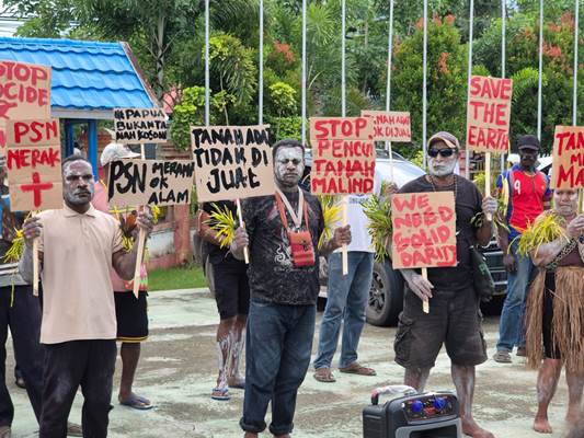 Aksi yang dilakukan masyarakat Malind sebagai bentuk penolakan terhadap Proyek PSN – Surya Papua/IST