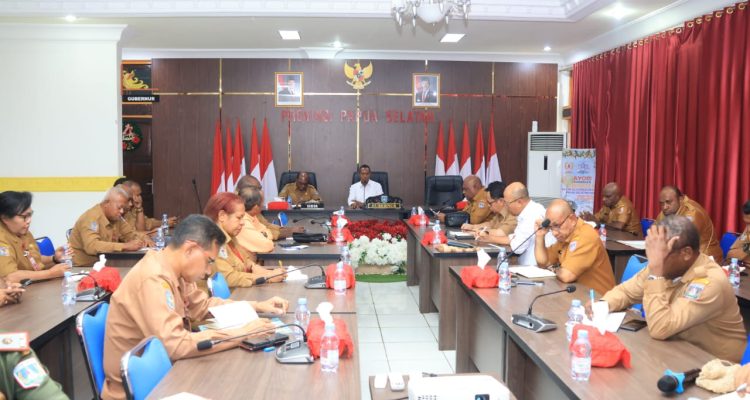 Gubernur Papua Selatan, Apolo Safanpo memimpin rapat yang dihadiri seluruh OPD untuk pemindahan aktivitas ASN ke KTM Salor – Surya Papua/IST