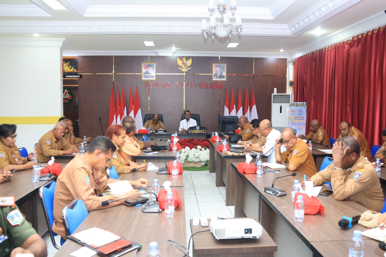 Gubernur Papua Selatan, Apolo Safanpo memimpin rapat yang dihadiri seluruh OPD untuk pemindahan aktivitas ASN ke KTM Salor – Surya Papua/IST