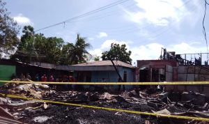 Garis police line yang dipasang Polres Merauke di lokasi kebakaran di Seringgu, Kelurahan Bambu Pemali, Kabupaten Merauke – Surya Papua/IST