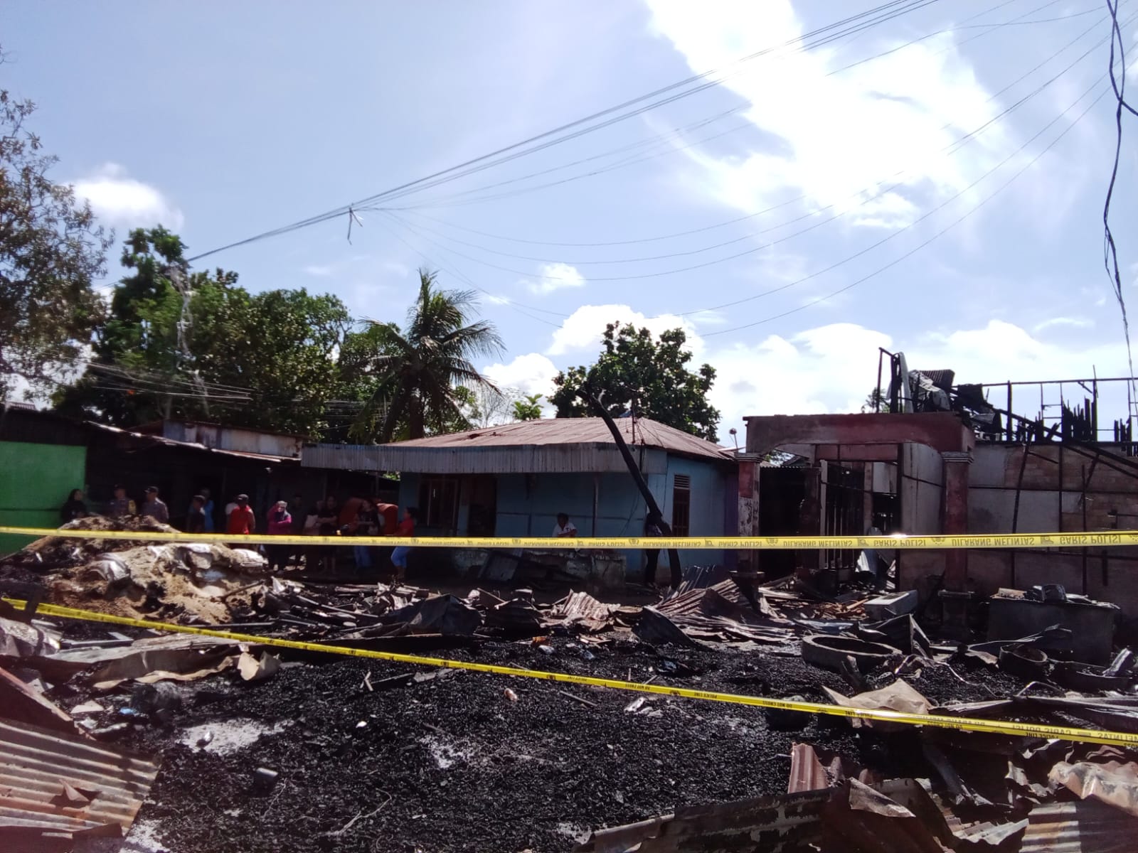 Garis police line yang dipasang Polres Merauke di lokasi kebakaran di Seringgu, Kelurahan Bambu Pemali, Kabupaten Merauke – Surya Papua/IST