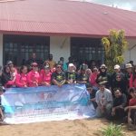 Foto bersama Purna Praja IPDN serta masyarakat Urub dalam kegiatan berbagi kasih – Surya Papua/Frans Kobun