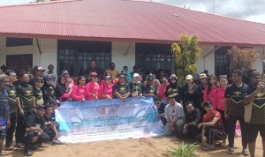 pose 5 Foto bersama Purna Praja IPDN serta masyarakat Urub dalam kegiatan berbagi kasih – Surya Papua/Frans Kobun