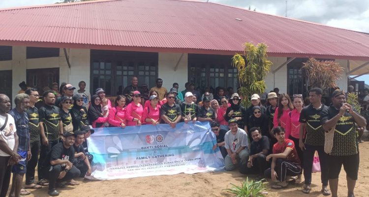 Foto bersama Purna Praja IPDN serta masyarakat Urub dalam kegiatan berbagi kasih – Surya Papua/Frans Kobun