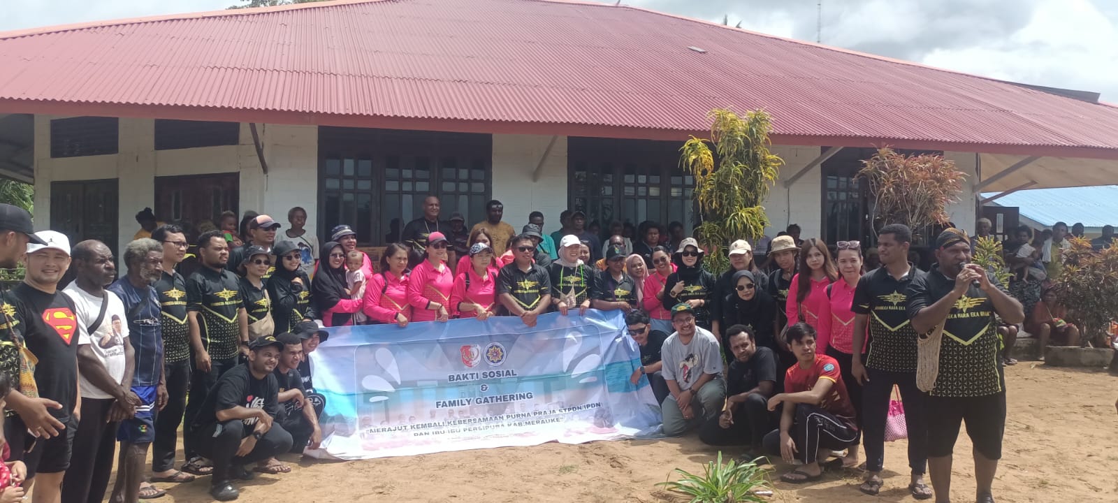 Foto bersama Purna Praja IPDN serta masyarakat Urub dalam kegiatan berbagi kasih – Surya Papua/Frans Kobun
