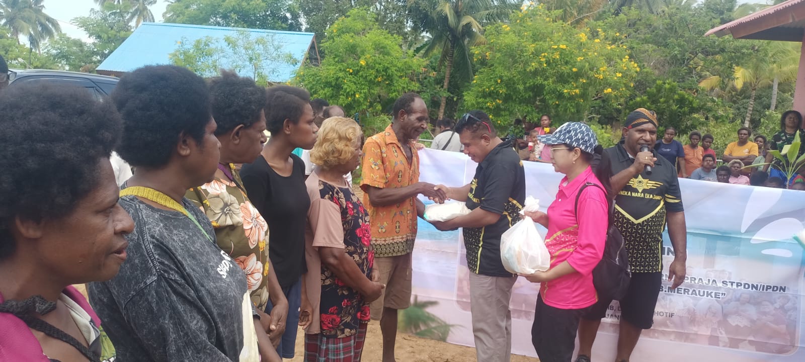 Ketua Komunitas Purna Praja STPDN-IPDN Kabupaten Merauke, Elias Mite sedang menyerahkan bantuan kepada perwakilan masyarakat Urumb – Surya Papua/Frans Kobun