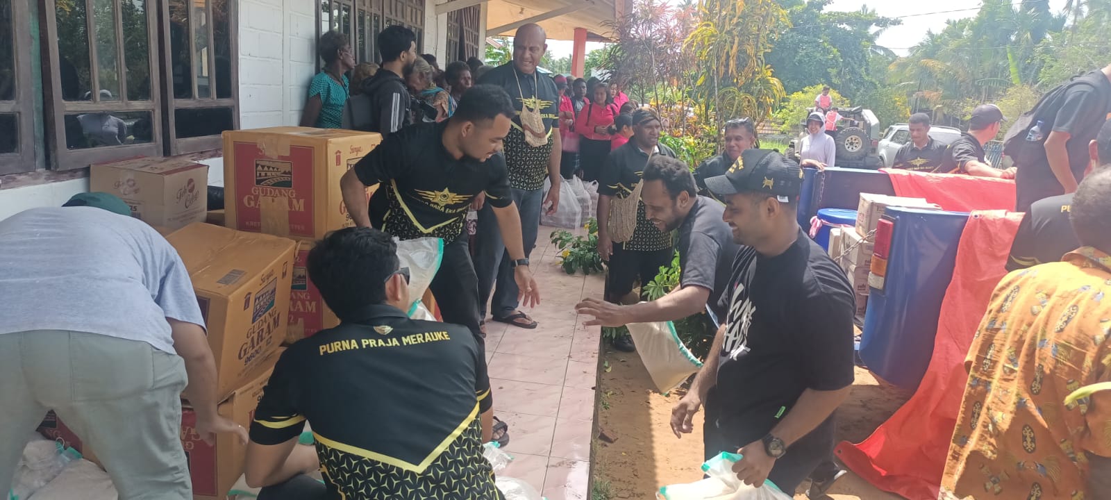 Suasana disela-sela pembagian sembako kepada masyarakat Urumb, Kabupaten Merauke – Surya Papua/Frans Kobun