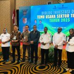 Mr. Joonghwan Kim----Direktur TSE Group saat foto bersama dengan Gubernur Papua Selatan, Apolo Safanpo dan sejumlah pejabat lain – Surya Papua/IST