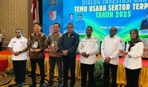 Mr. Joonghwan Kim----Direktur TSE Group saat foto bersama dengan Gubernur Papua Selatan, Apolo Safanpo dan sejumlah pejabat lain – Surya Papua/IST
