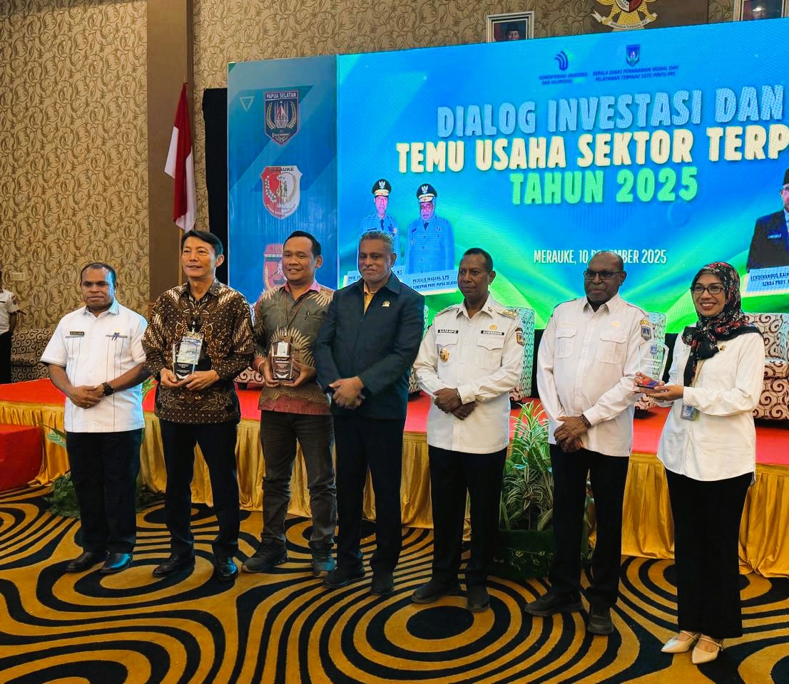 Mr. Joonghwan Kim----Direktur TSE Group saat foto bersama dengan Gubernur Papua Selatan, Apolo Safanpo dan sejumlah pejabat lain – Surya Papua/IST