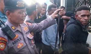 Salah satu senjata tajam yang diamankan aparat kepolisian saat dilangsungkan razia – Surya Papua/IST