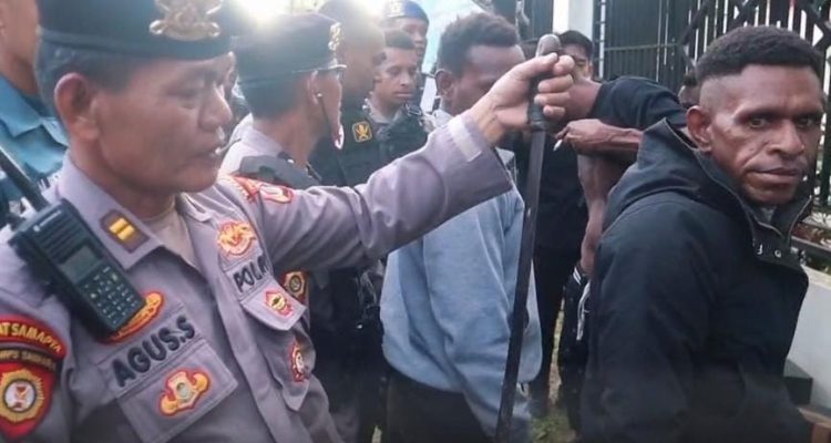 Salah satu senjata tajam yang diamankan aparat kepolisian saat dilangsungkan razia – Surya Papua/IST