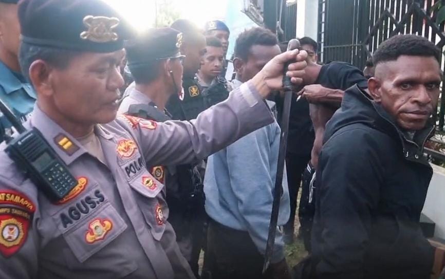 Salah satu senjata tajam yang diamankan aparat kepolisian saat dilangsungkan razia – Surya Papua/IST