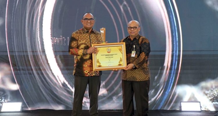 Penghargaan yang sedang diterima Direktur TSE Group, Luwy Leunufna – Surya Papua/IST