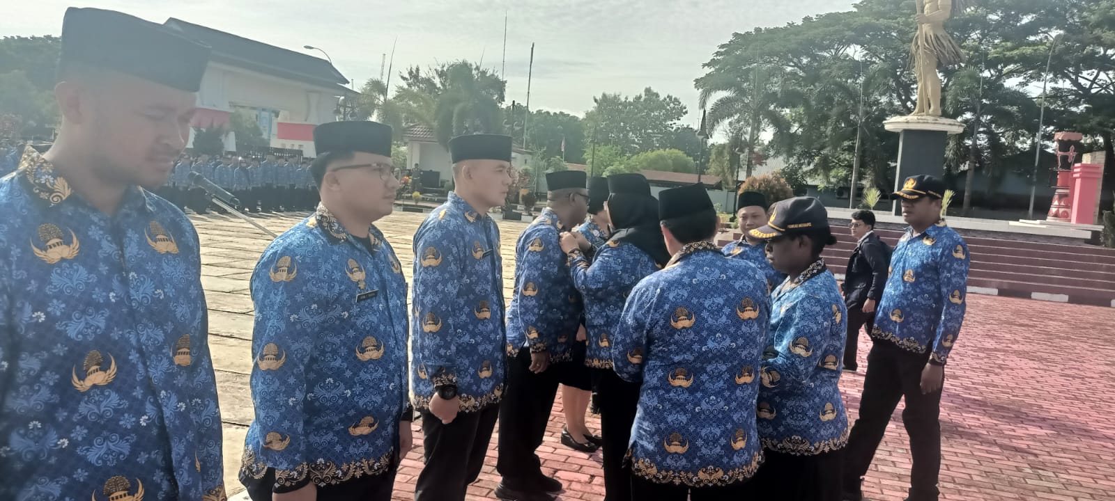 Lounching dua Perbup Merauke kepada perwakilan pejabat oleh Wakil Bupati Merauke, Fauzun Nihayah – Surya Papua/IST