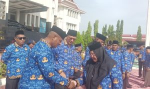 Wakil Bupati Merauke, Fauzun Nihayah sedang bersalaman dengan pejabat di lingkungan pemerintah setempat – Surya Papua/Frans Kobun