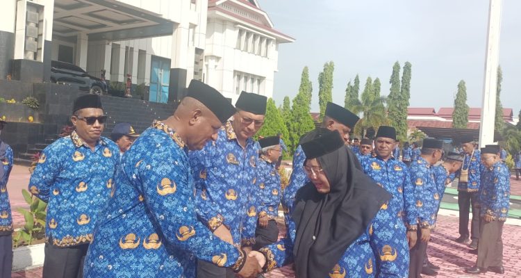 Wakil Bupati Merauke, Fauzun Nihayah sedang bersalaman dengan pejabat di lingkungan pemerintah setempat – Surya Papua/Frans Kobun