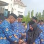 Wakil Bupati Merauke, Fauzun Nihayah sedang bersalaman dengan pejabat di lingkungan pemerintah setempat – Surya Papua/Frans Kobun