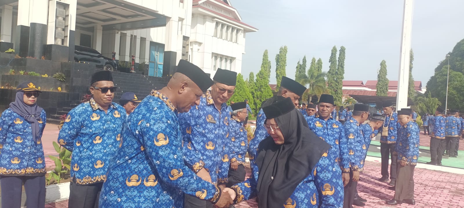 Wakil Bupati Merauke, Fauzun Nihayah sedang bersalaman dengan pejabat di lingkungan pemerintah setempat – Surya Papua/Frans Kobun