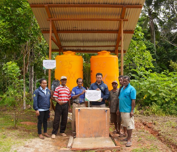 Foto bersama perwakilan masyarakat Kampung Aiwat usai sumur air bersih dirampungkan – Surya Papua/IST